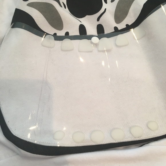 White crewneck Sweatshirt with skull graphic and plastic pouch. Halloween - Picture 7 of 7